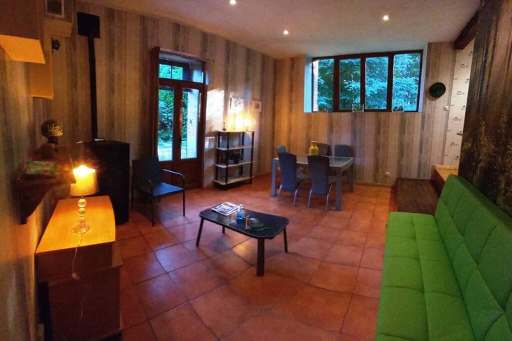 Suite Dans Le Jardin Du Chateau Agonges ภายนอก รูปภาพ